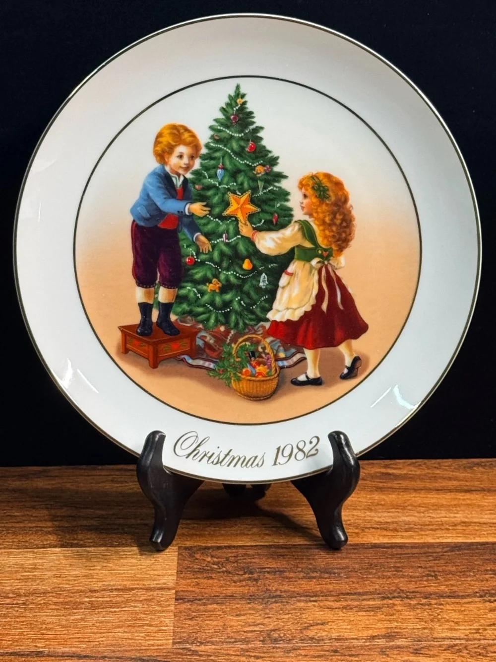 1982 AVON “Keeping the Christmas Tradition” Collector Plate w/22K Gold Trim